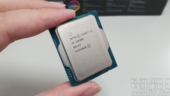 換上全新 LGA1700 腳位的 Intel Corei5-12600K。