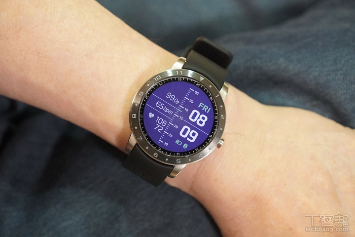 錶面螢幕採用 1.34 吋反射式彩色 LCD 螢幕。