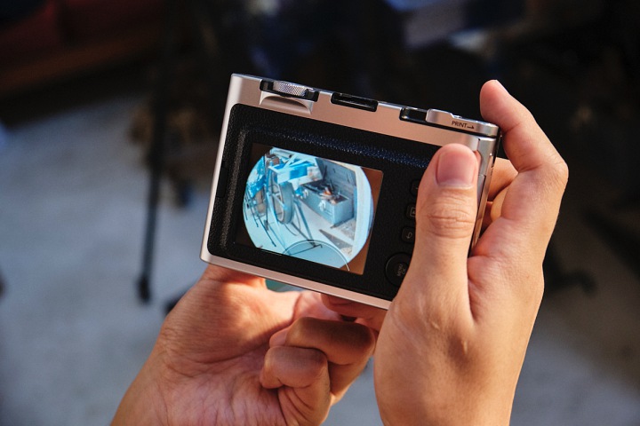 Fujifilm將數位相機與 instax印相機混和在一起，instax mini EVO 給你百種拍攝效果與復古手感
