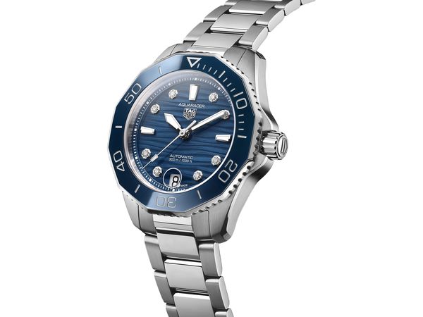 Aquaracer Professional 300米腕錶藍面鑲鑽女錶，建售價NT$109,400)