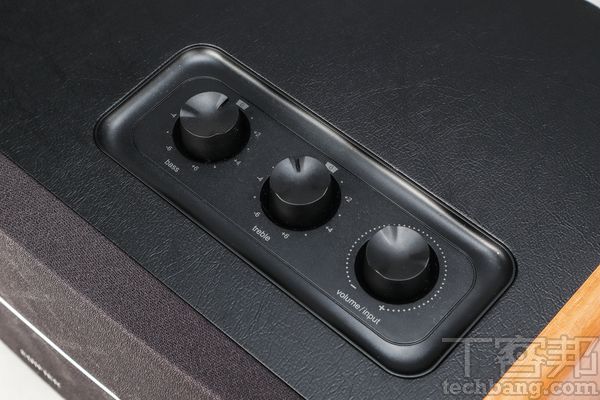 頂部調節旋鈕頂部具備高音、低音和音量/音源切換調節鈕，可讓玩家調整出符合自己喜好的專屬音色。