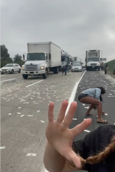 加州高速公路�急封閉，原因是運鈔車意外「洩鈔」導致整條路上的司機都瘋了