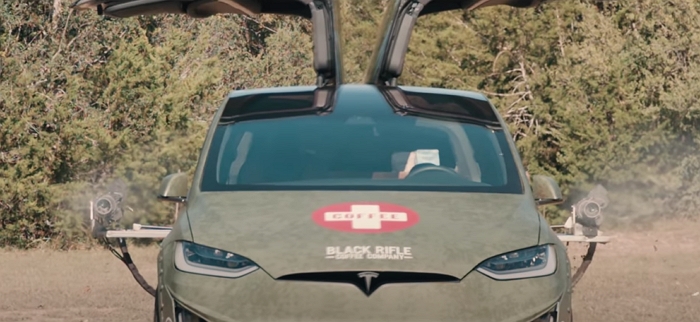 地表最狂Tesla Model X改裝成陸地版飛狼， 裝上加特林機槍砲誰還需要球棒？
