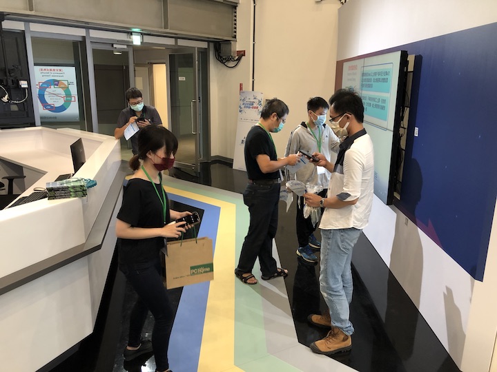 此次要調查的場域共有六個關卡，其中四個在沙崙資安服務基地一樓的「資安應用示範場域」，首站是設置於入口處電視牆區域的「企業影視廳」。