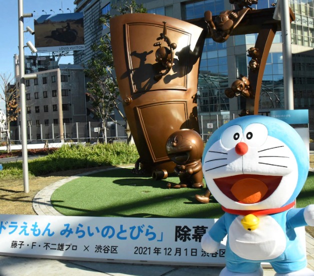澀谷打卡新景點《哆啦A夢 未來之門》紀念碑登場，藤�‧F‧不二雄11大重要角色集結