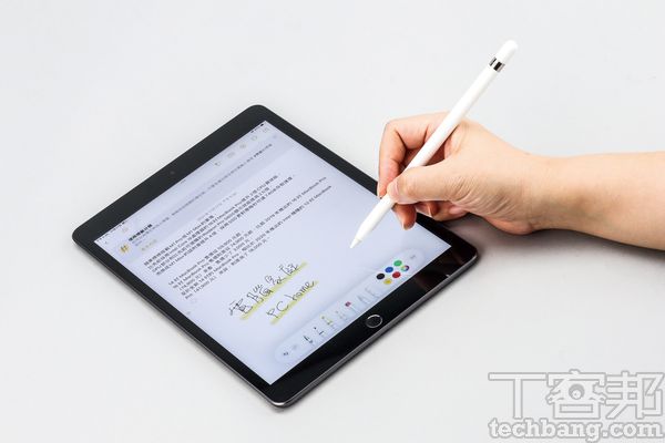 想要手寫塗鴉，可以選購第一代 Apple Pencil，並透過 Lightning 連接埠與 iPad 配對及充電。