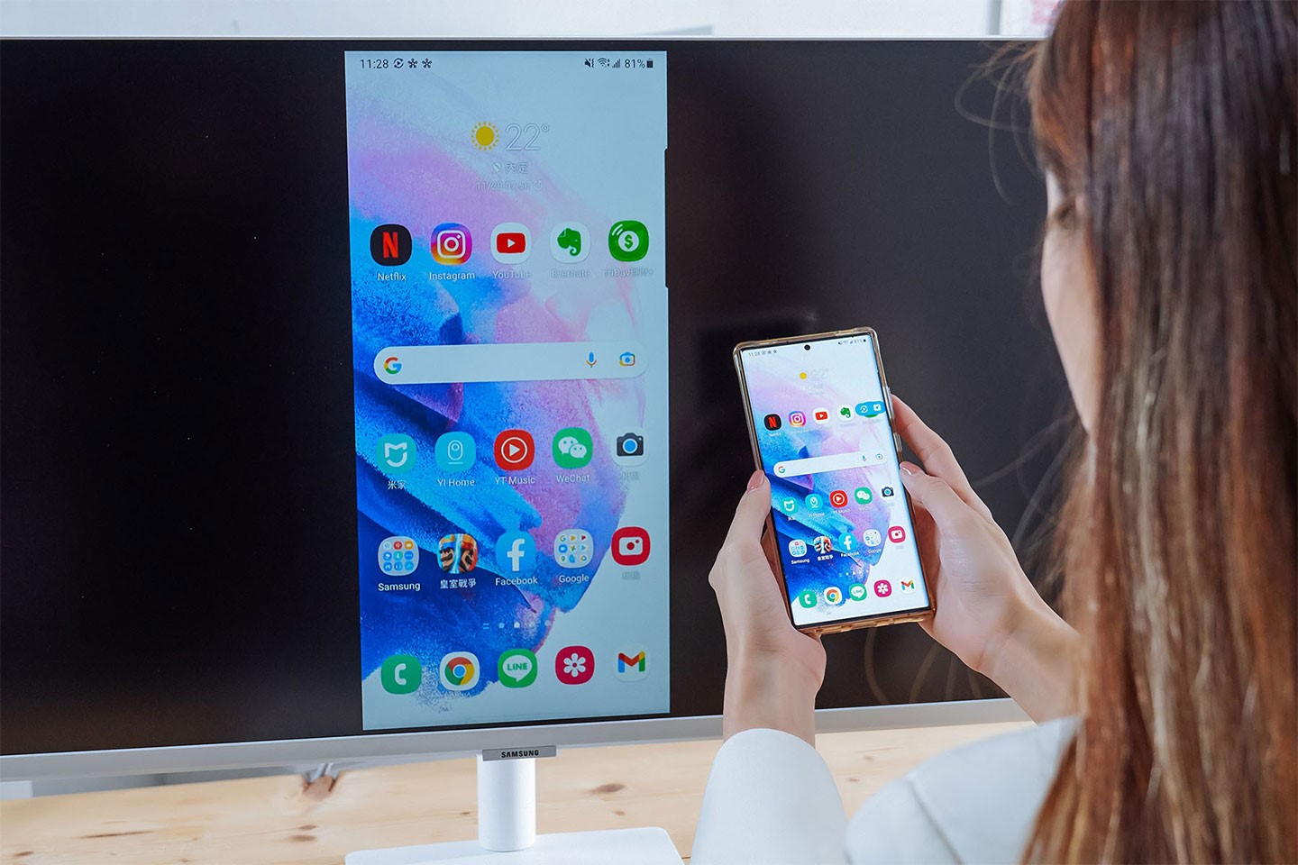 想把在手機裡的影片、照片或文件分享給同事或家人嗎？不如使用鏡像功能把手機畫面投放到 M7 的大螢幕上吧！