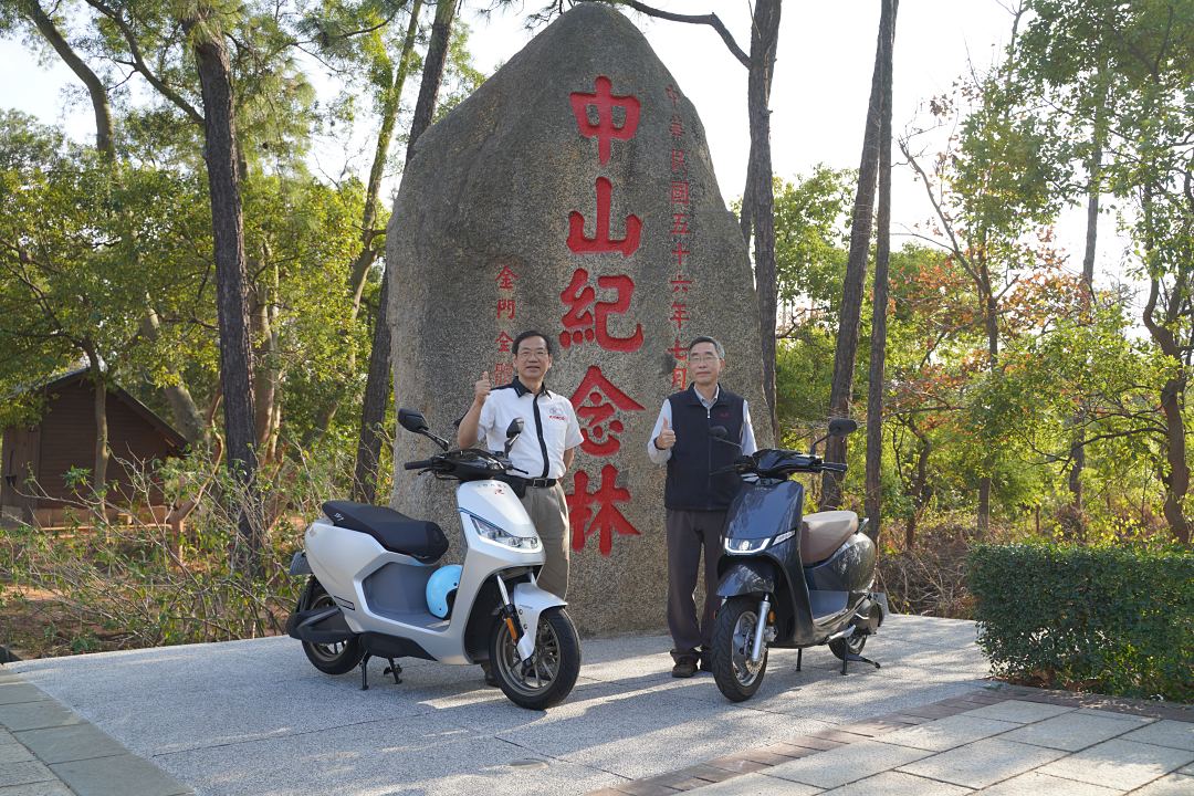 光陽執行長柯俊斌（左）與金門國家公園管理處處長瑞昌（右）