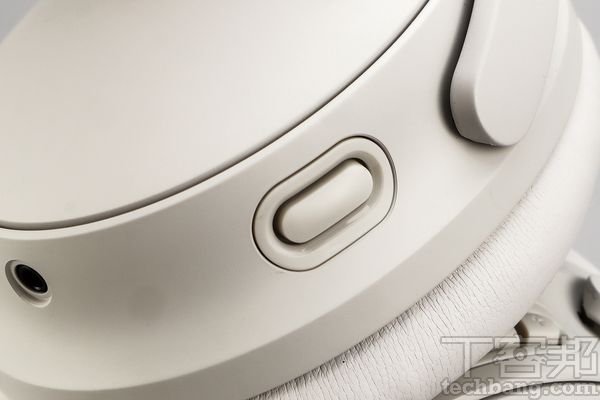 動作按鈕左耳罩背面有2.5mm音源和動作按鈕，用來切換安靜和感知外界模式。