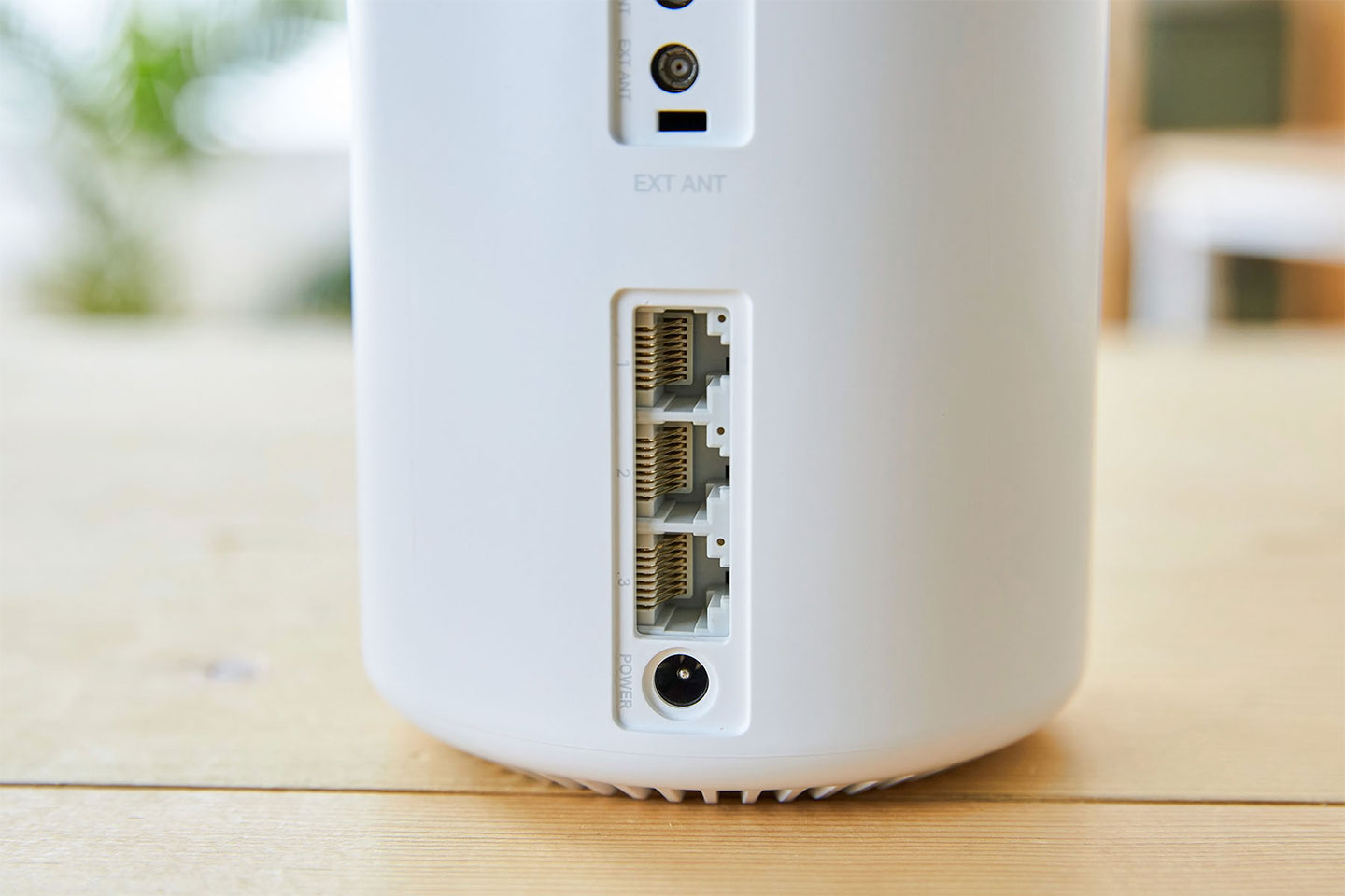 三組 GbE 規格的 WAN / LAN 埠，以及電源接口。