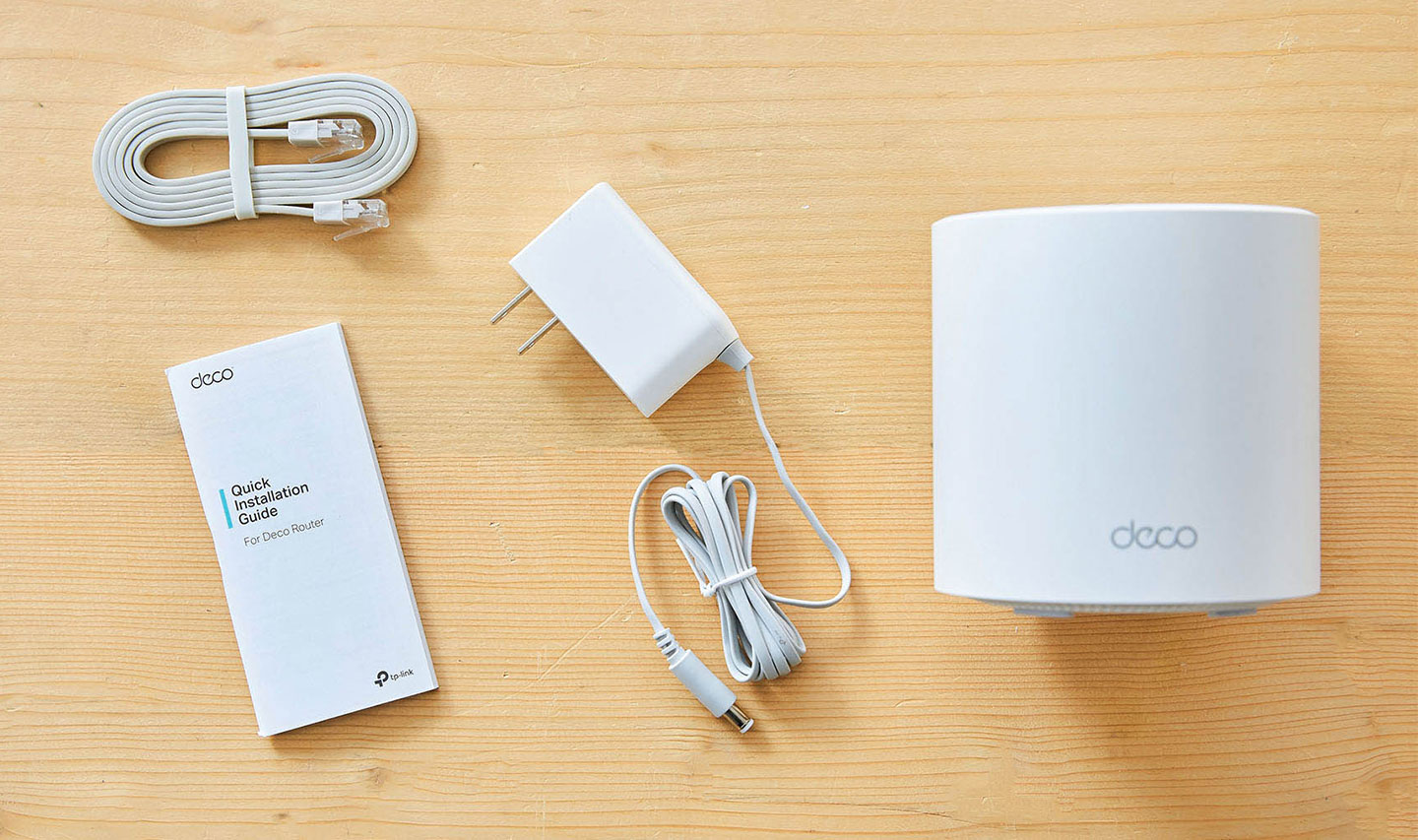 同步開箱 TP-Link Deco X20，盒內同樣有主機、變壓器、網路線與說明書。
