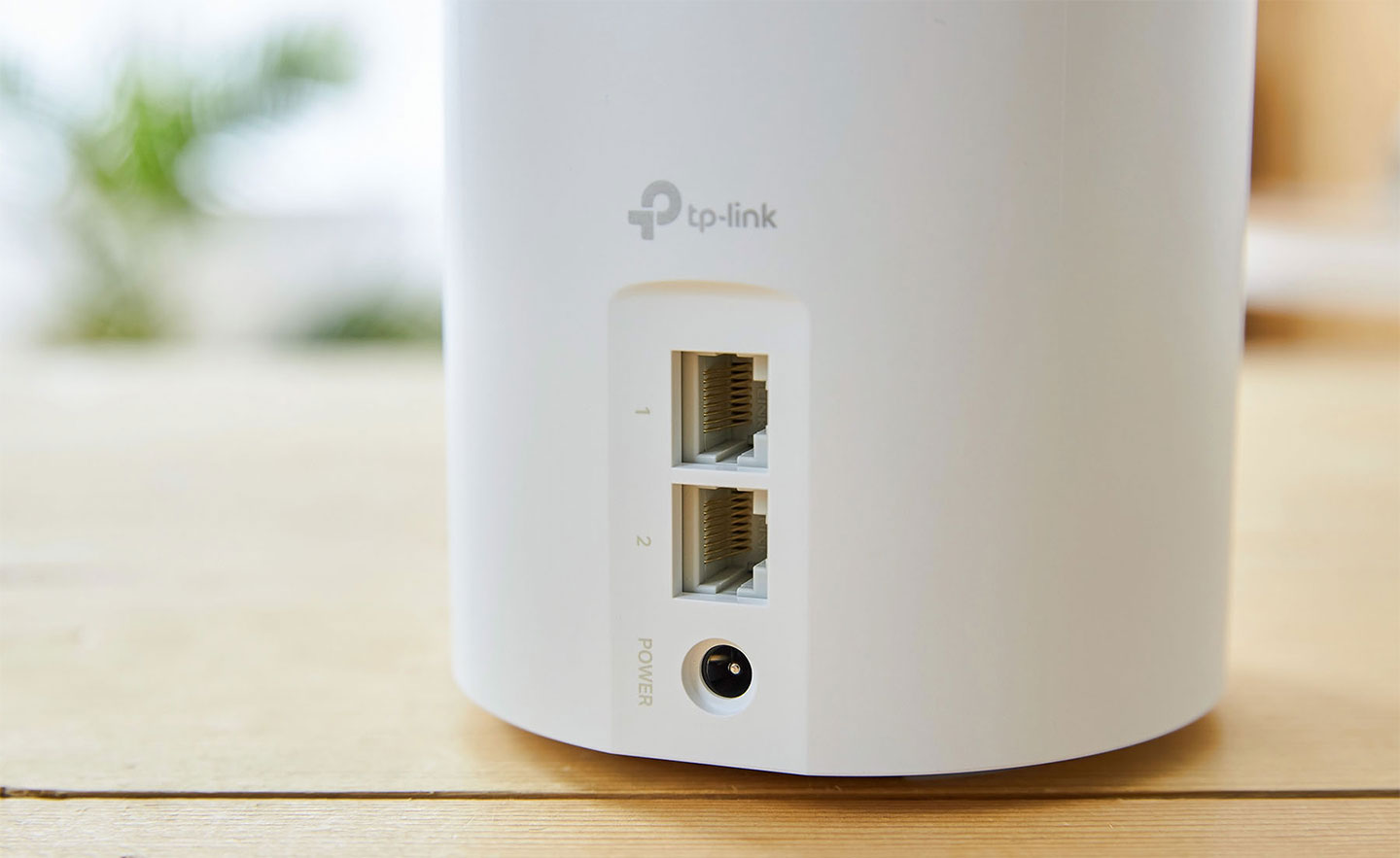 TP-Link Deco X20 機身後側配有兩組 GbE 的 WAN / LAN 埠，以及電源接口。