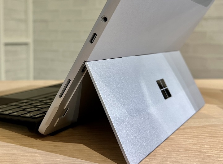 微軟 Surface Go 3 重量 544 克，內建 Windows 11、售價 12,288 元起