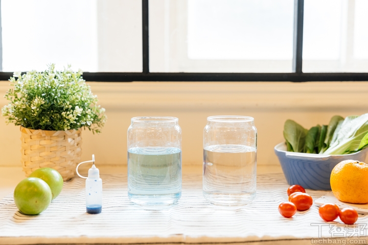 左邊杯為自來水+農藥，農藥顏色清楚可見；右邊杯內為 kona 活氧水+農藥，杯內無色無味，實能有效降解農藥殘留。
