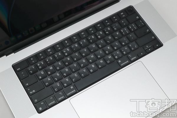 取消 Touch Bar，將 Fn功能鍵整合至黑色巧控鍵盤，鍵程為1mm，回饋力道較明顯。