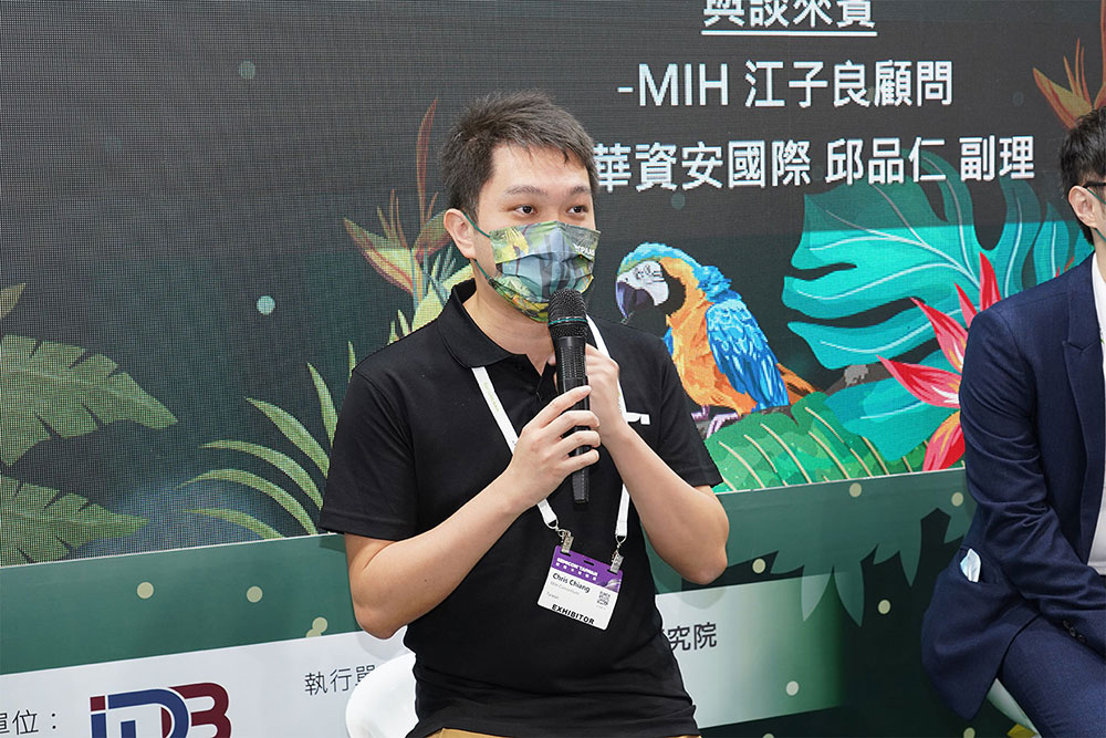 MIH 的資安顧問江良分享了「Security by Design」的理念，以及 EVKit 生態圈的建立。