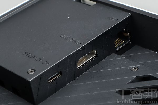 原先在電視底座，HDMI下方的 USB埠，在新款底座被換成了 RJ-45網路，若想連接有線網路終於不必再購買額外配件。
