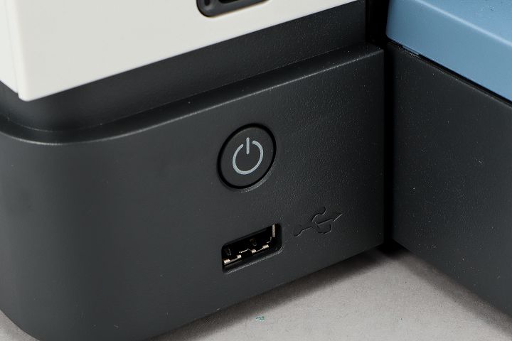 USB 介面可列印 USB 儲裝置的文件或圖片，或是將掃描後的檔案直接傳至 USB 儲裝置內。