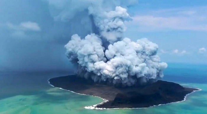 東加海底火山噴發致海底電纜切斷、首都火山灰覆蓋，來自海底兩萬哩的大自然逆襲