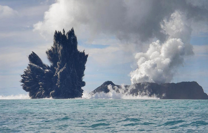 東加海底火山噴發致海底電纜切斷、首都火山灰覆蓋，來自海底兩萬哩的大自然逆襲