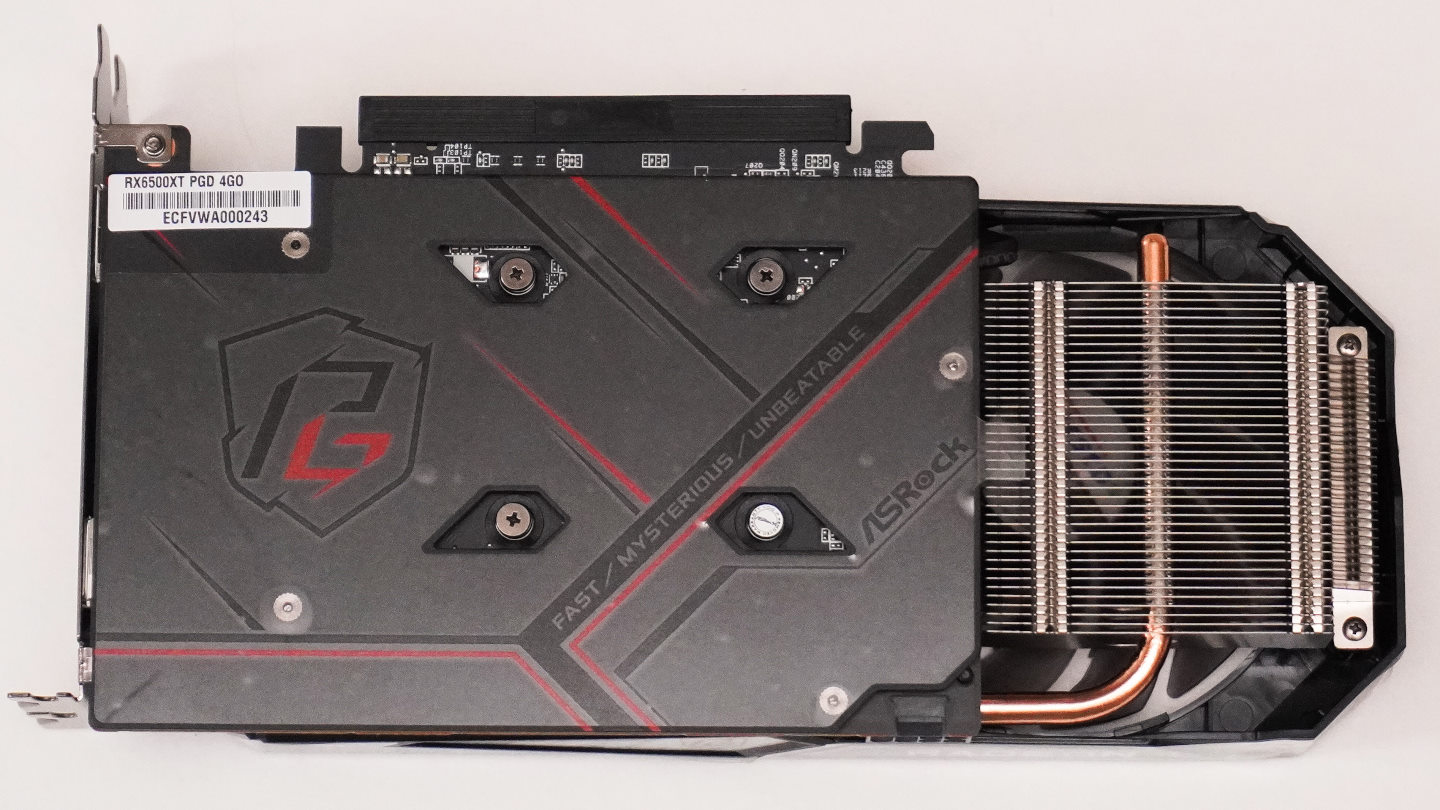 顯示卡電路板部分僅有「ITX尺寸」，尾端的風扇能直接讓冷空氣穿透散熱片後半部，強化散熱效果。