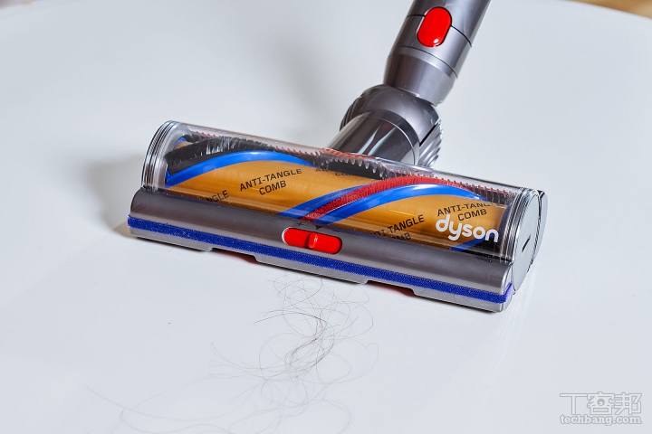 落在地上的長髮使用吸塵器清潔固然方便，但有時候長髮卡在吸塵器滾上使用者就還得額外花時間清潔滾。