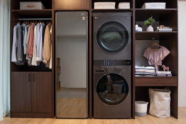 安裝洗衣機時要考量洗衣機是否進的了大門，或是要從陽台吊掛，若要將洗衣機裝在櫃體，也需預留水管空間和開洗衣機門空間。
