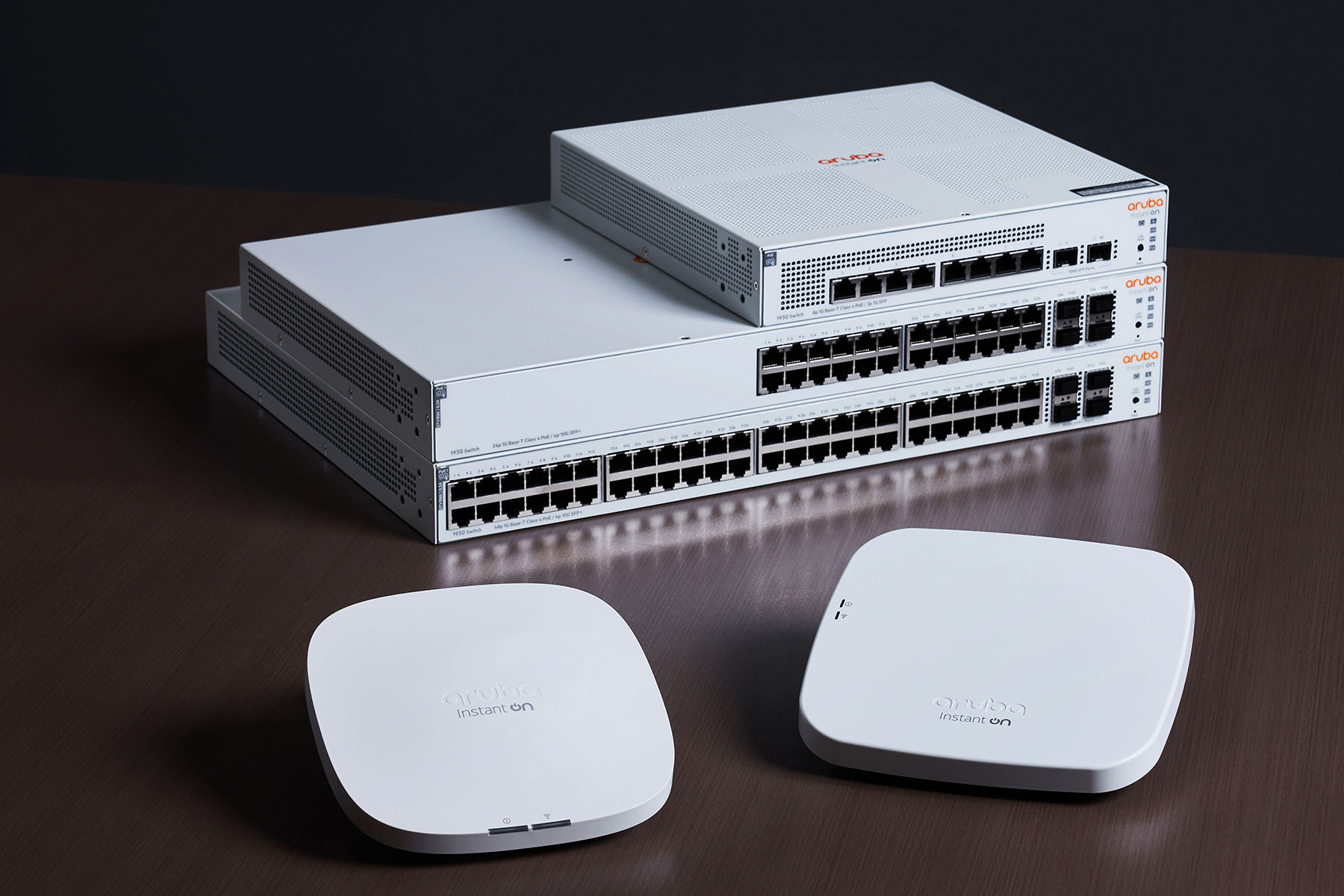 HiNet SME 超寬頻整合服務提供口碑與知名度都很不錯的 Aruba Instant On 系列產品，包括無線 Wi-Fi AP 與交換器的組合，能提供符合企需求的高效能與穩定性。