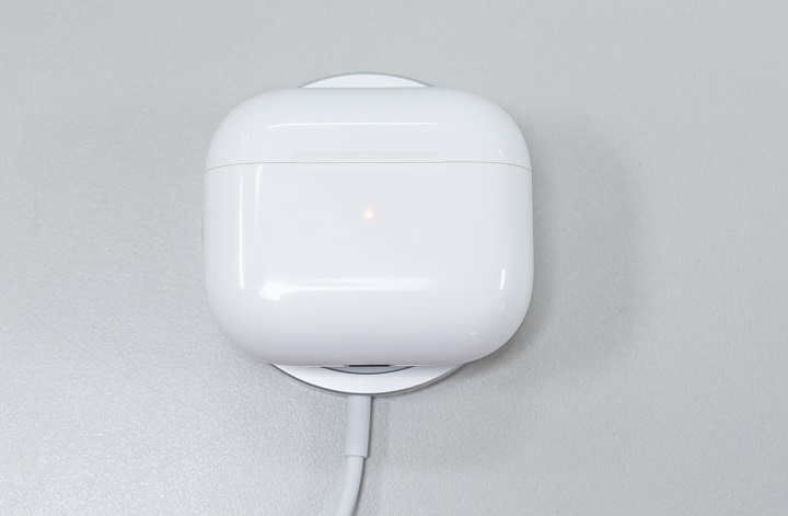 AirPods 3 支援 MagSafe 無線充電，以及敲敲充電盒顯示充電狀態的功能。