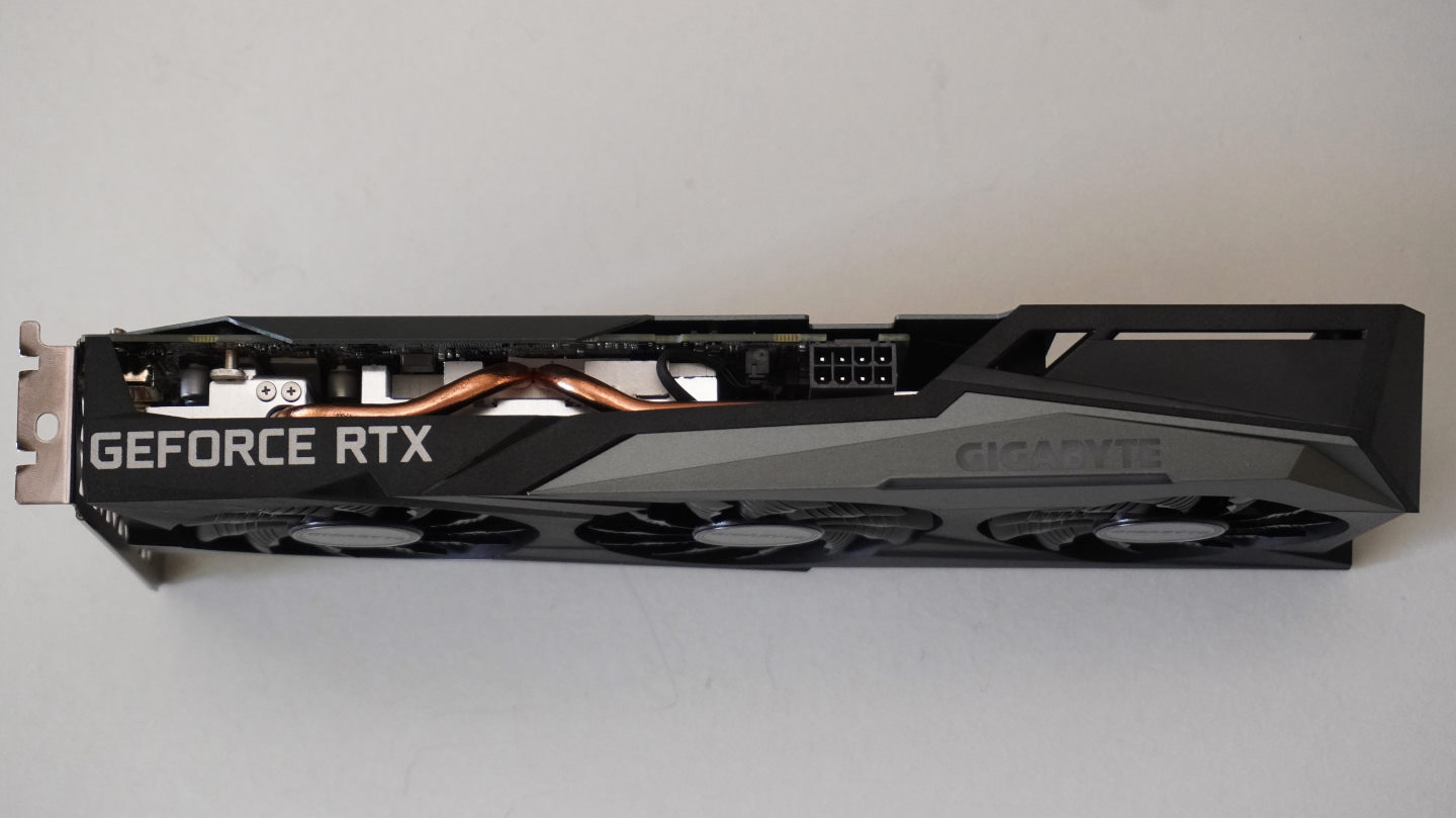 GeForce RTX 3050 Gaming OC 8G採用8-Pin額外電源輸入端，建配450W電源供應器。圖右下側的GIGABYTE標誌支援RGB Fusion 2.0 RGB彩色燈效。