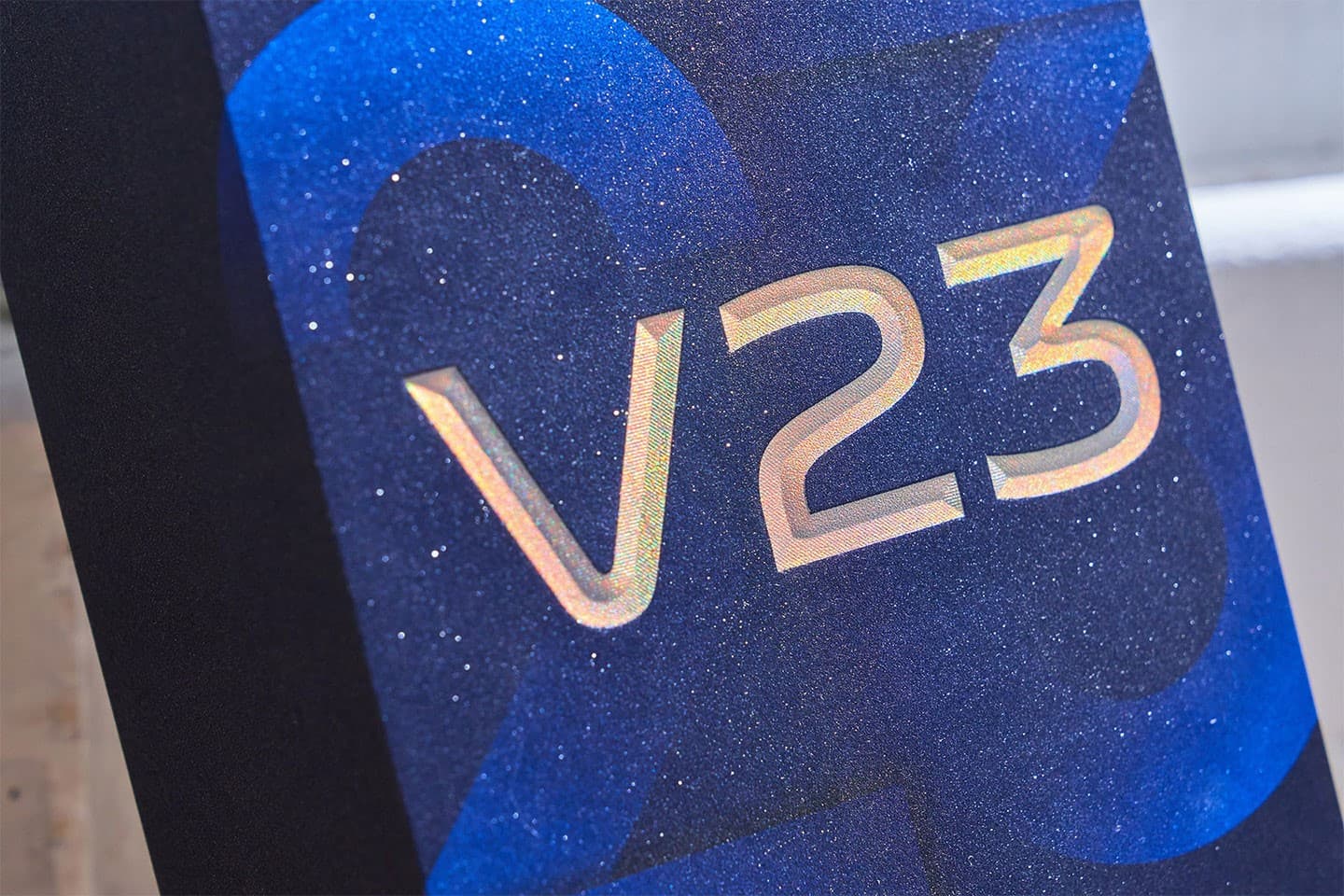 近距離觀看會發現，V23 5G 雷射樣會因光線照射的方向不同而產生豐富的變色效果，盒身背景也以宇宙太空為主題來計，表面還特別做了綿密的「星塵」紋理，完全呼應到手機本身的計。
