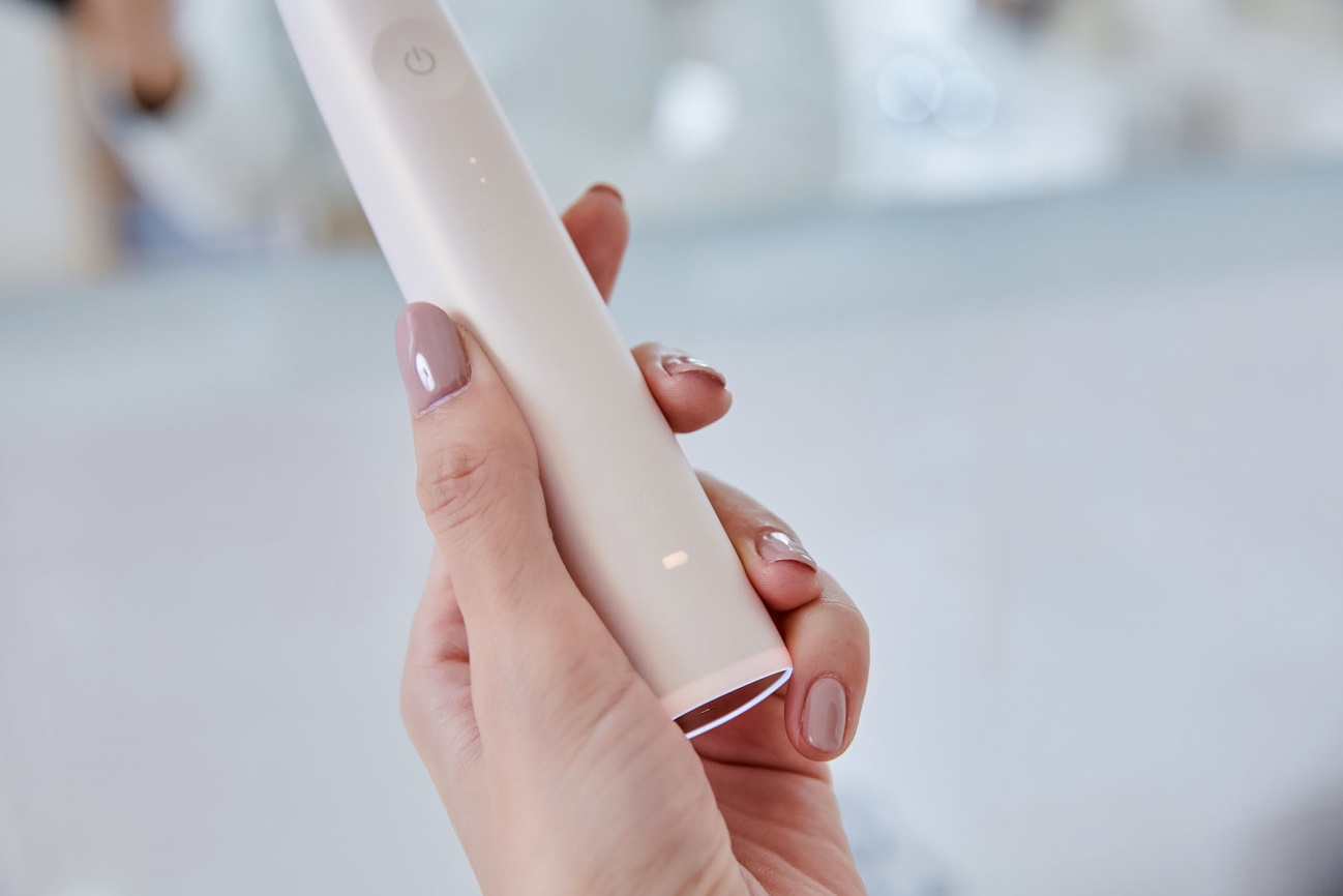 使用者也能透過位在刷柄底部的電量指示燈燈色快速辨別電動牙刷的電力。