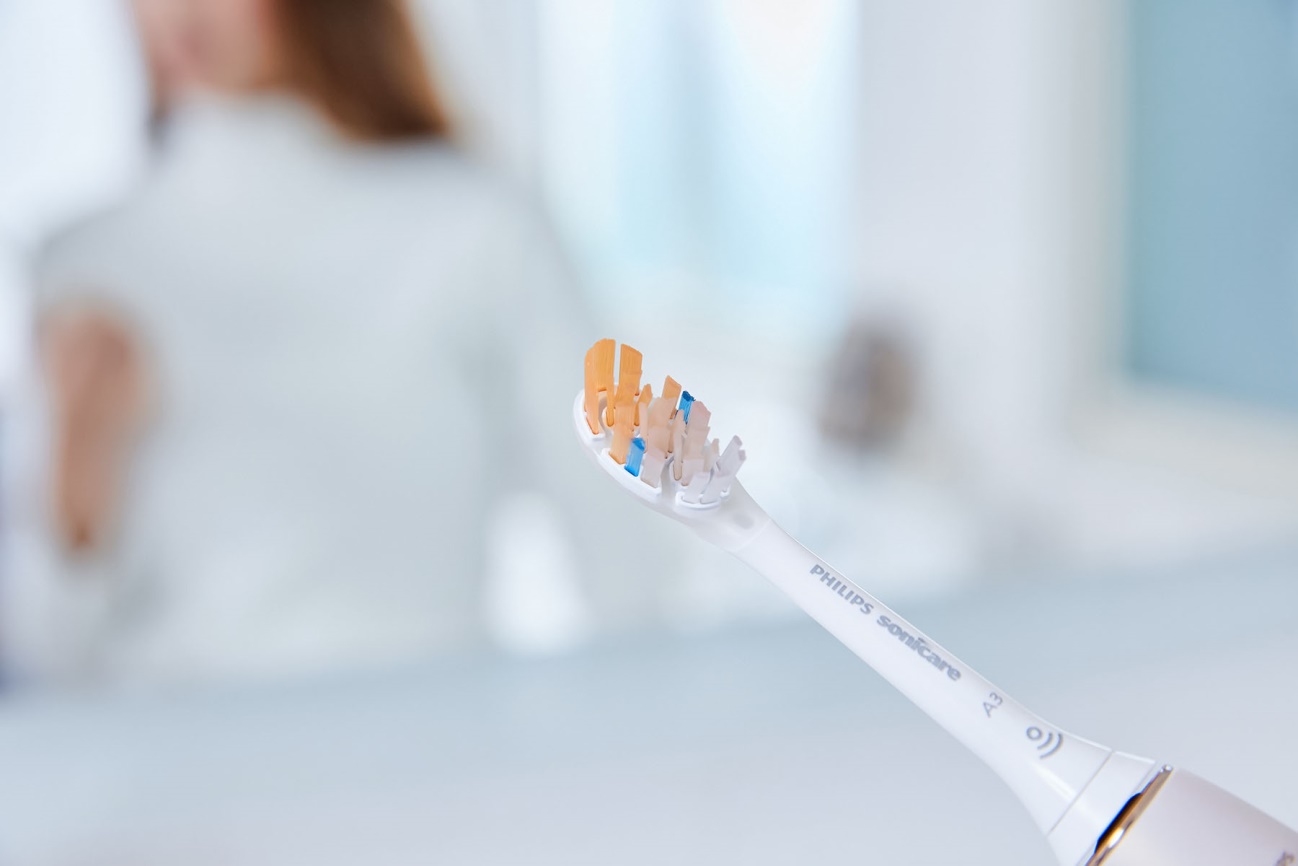 All-in-one 全效合一刷的刷毛傾斜角度及三角計，能有效接觸牙齒表面，清除牙菌斑。