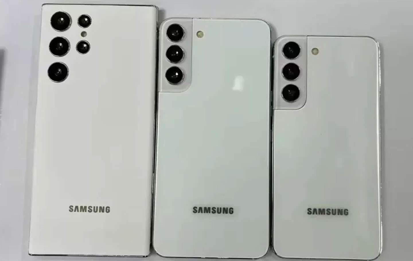國外媒體 Techrader 日前爆料 Galaxy S22 系列（圖上左至右為 S22 Ultra、S22+ 與 S22）的配色，其白色會是貫穿各系列的基本款。