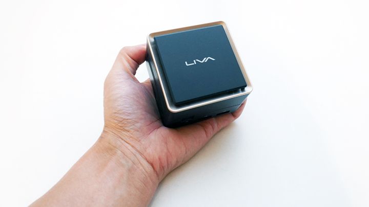 LIVA Q3 Plus是款相當小巧的迷你電腦，尺寸為7.4 x 7.4 x 5.21公分，重量僅有359公克。
