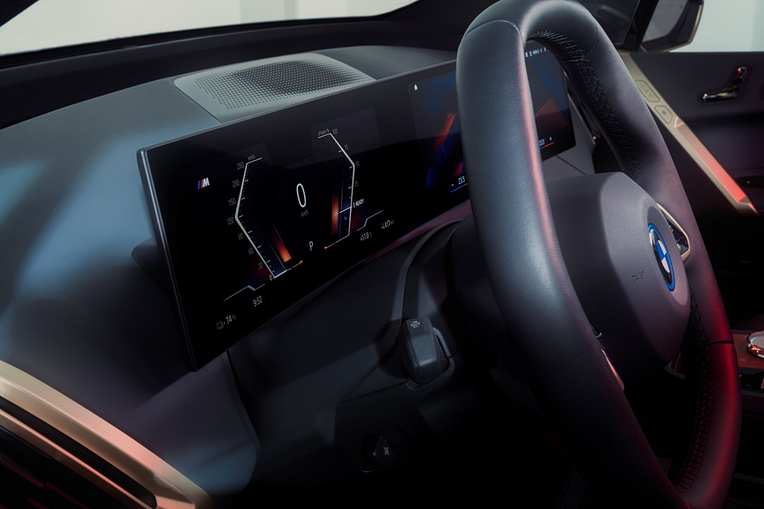 BMW iX M60 虛擬數位儀錶左上方顯示專屬 M 徽飾，營造 iX M60 獨特性能座艙氛圍。