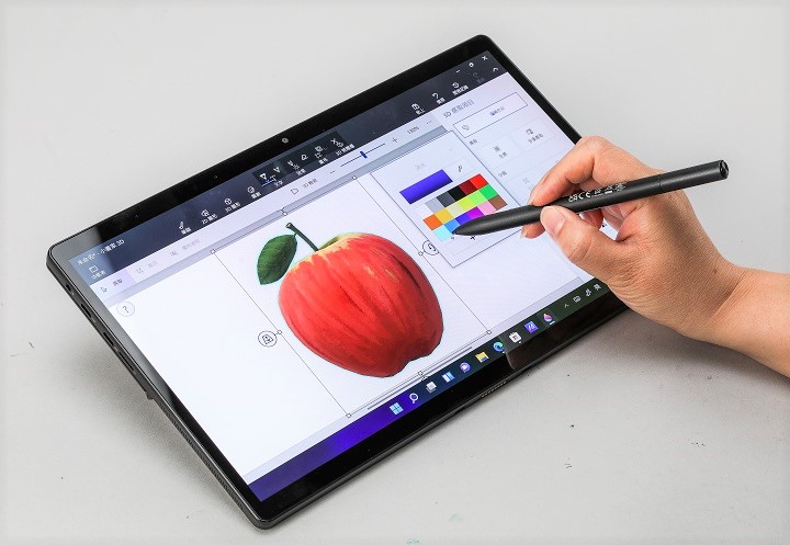 搭配隨附的 Asus Pen 手寫筆，不管要手寫或繪圖都有彈性。