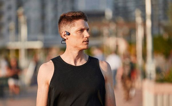 廠商宣稱骨傳導耳機開再大聲聽再久都不會傷害聽力，是真的嗎？