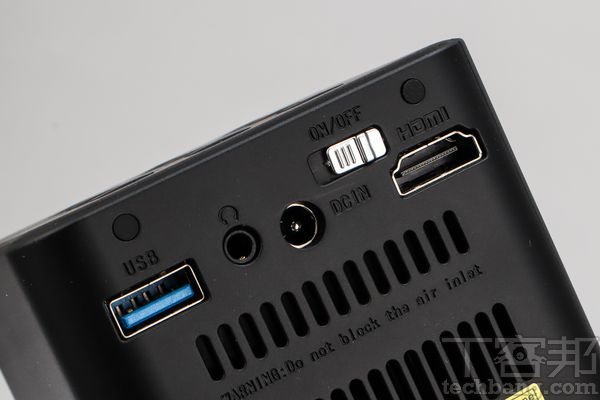 硬體介面包含一組 HDMI、電源、耳機以及 USB 3.0傳輸埠。