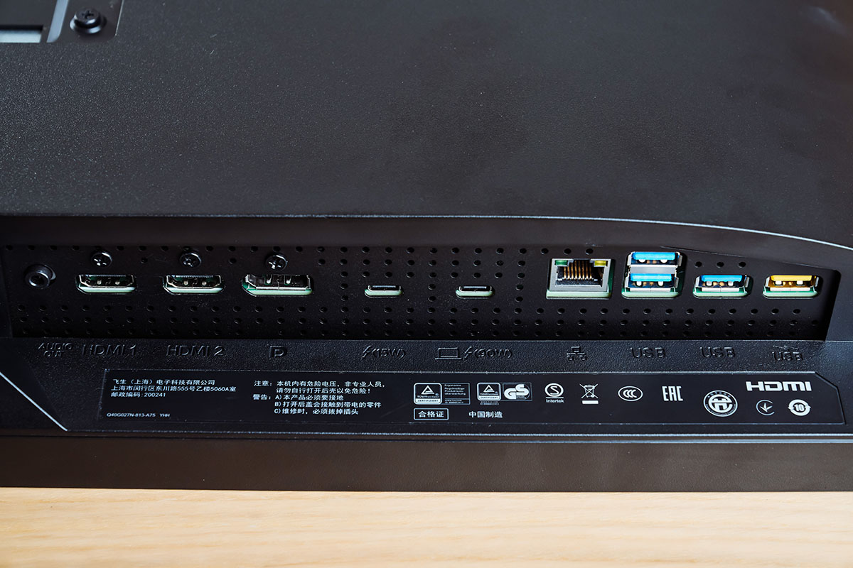 主打專創作者與影音娛樂雙重頂級訴求，27B1U7903 不僅在內部硬體規格上展現旗艦風範，傳輸介面群也十分完備，除了前述雙 Thunderbolt 4 USB-C 端，能達成包含為外部裝置高達 90 瓦充電，並支援 4K HDR 視訊傳輸、40Gbps 資料傳輸、1Gbit / s 乙太網路速度，以及外接第二台 4K HDR 顯示器同顯示，另外還有兩組 HDMI 介面、一組 Display Port 端，三組 USB 3.0 介面、有線網路 LAN 端，以及 3.5mm 耳機輸出。