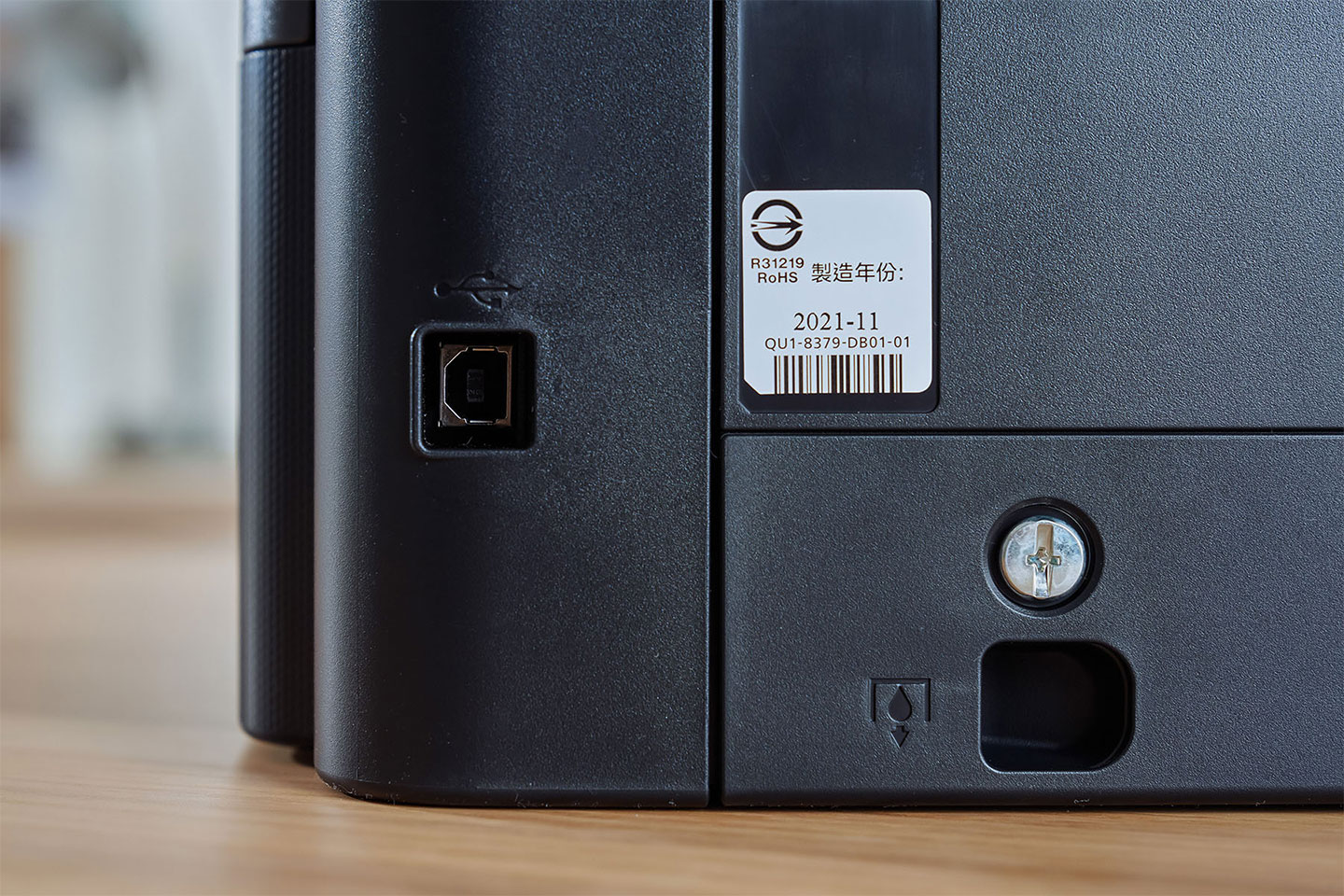機身後側左方有直連電腦的 USB 接口，以及墨匣（廢墨棉）的開啟螺絲 ▲ 機身後方右側有一個 8 電源接口。 ▲ 墨匣取出的樣，Canon PIXMA G3020 也是少數提供 DIY 替換廢墨棉的印表機。