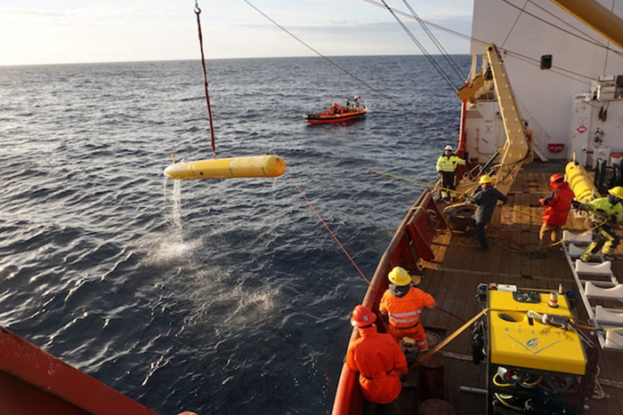 研究人員在北極海底發現直徑達數百英呎的巨大「天坑」