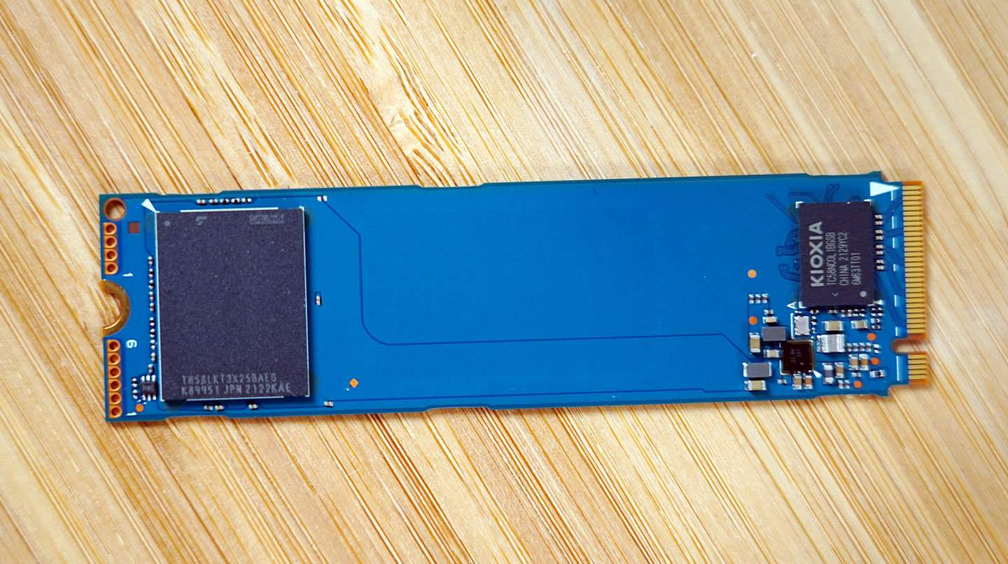 左側有一顆單一封裝的 NAND Flash 晶片，右側則有 KIOXIA 自家的控制器。 ▲ KIOXIA BG5 的介面形式為 M.2 M Key，並採用了 KIOXIA 的 TC58NCOL1BGSB 型號控制器。 ▲ 單顆 NAND Flash 晶片型號為 TH58LKT3X25BAEG，容量為 1TB。