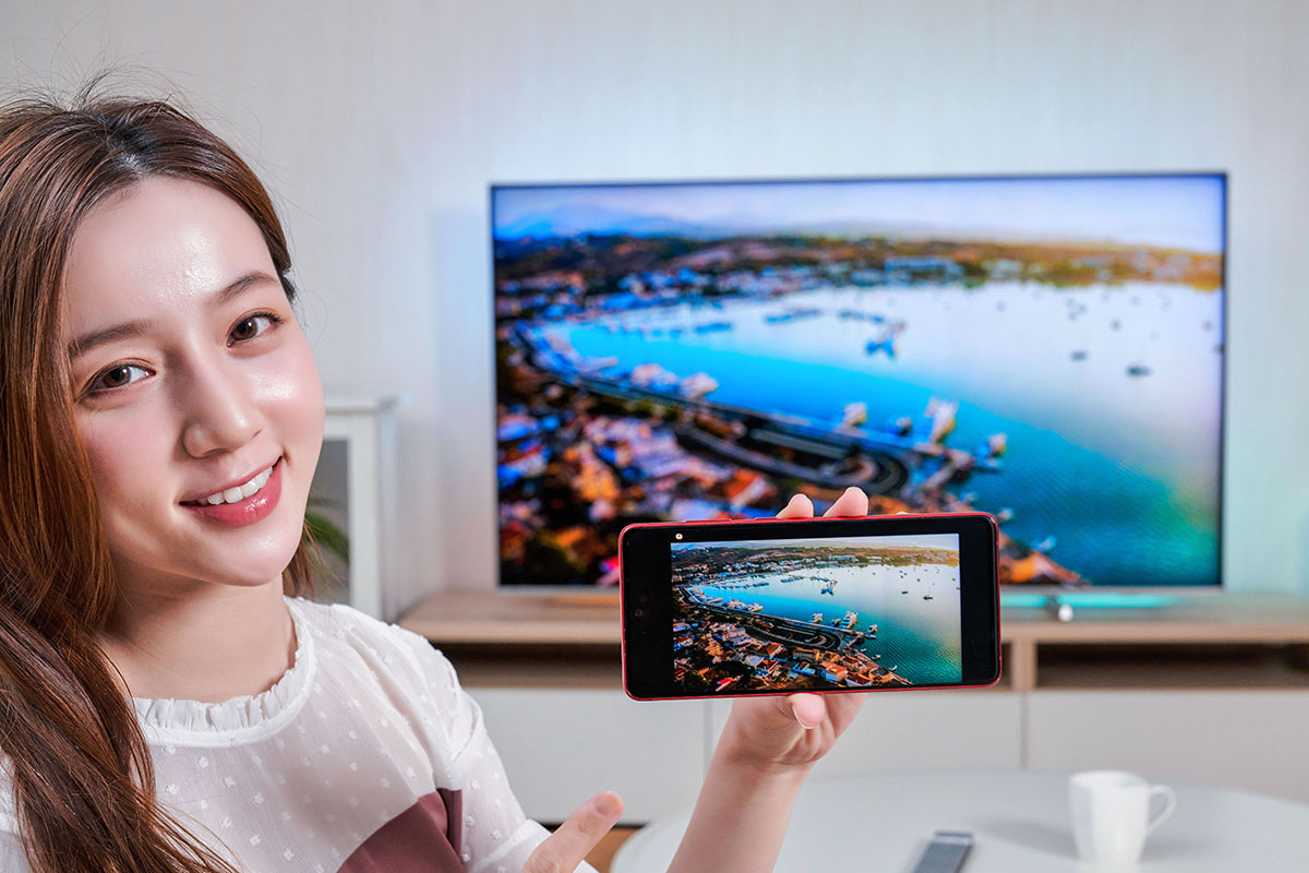 內建 Android TV 10.0 智慧系統，也讓 65PML9506 支援 ChromeCast 功能，用家可以輕鬆進行手機螢幕鏡射，小屏轉大屏將手機內容投映到顯示器，利用大畫面觀看影片、照片或是玩手遊。
