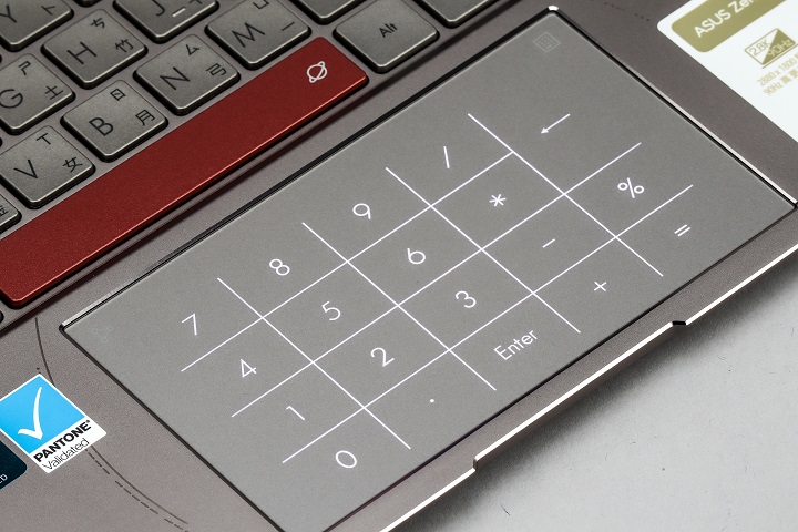 觸控板結合 NumberPad 功能，只要按下右上方的圖示，即可開啟數鍵盤；按下左上方的圖示，則會快速啟動 Windows小算盤應用程式。