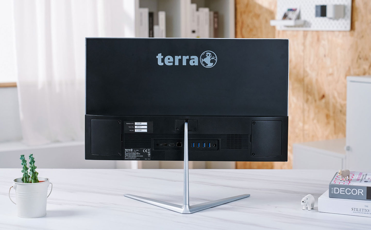 TERterra AIO 2400 的連結埠與擴充口皆佈局於機身後側。 ▲ 靠近支架左側可看到 3.5 mm 的耳機 / 麥克風二合一接口、DisplayPort 埠、HDMI 埠與 2.5 GbE 規格的 RJ-45 接口。 ▲ 靠近支架右側配置了 4 組 USB 3.2 Gen2 A 埠，相較於一般常見的 Gen1 規格傳輸速度是 2 倍的 10 Gbps，另外也有電源供應器接口。