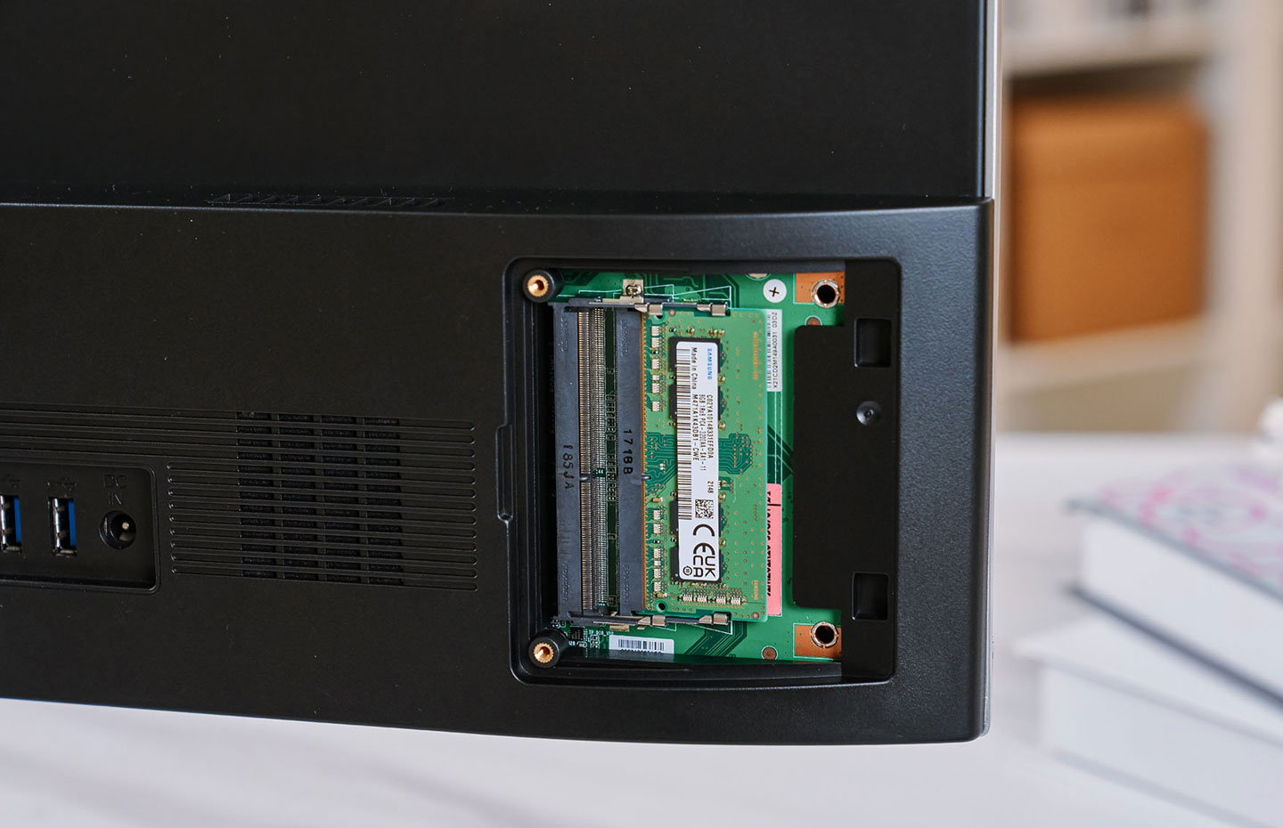 機身後方右側的外蓋開啟可看到記憶體擴充槽，提供了兩組電規格的 SO-DIMM 插槽，其一組已預裝了 8GB 的 DDR4 記憶體，未來使用者也能自行升級。