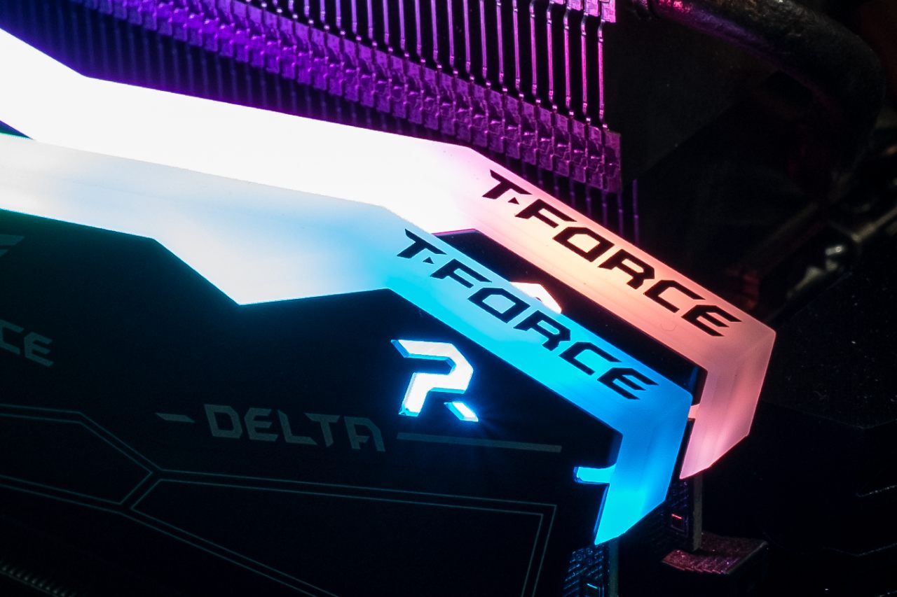 T-FORCE DELTA RGB 的經典外觀－炫彩全幅式120°超廣角發光，燈片的計可以把燈效廣泛的發散到四周，非常搶眼。