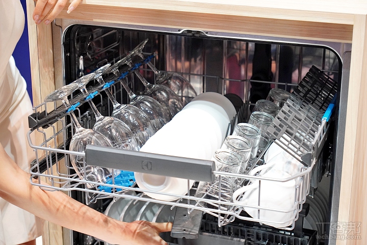 伊萊克斯推出極淨呵洗碗機系列，從獨立式到嵌入式一應俱全