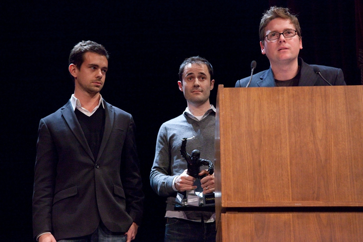 2009 年初 Twitter 三位創始人在一場頒獎禮上，從左至右分別是多西、伊凡和比茲，時多西已失去 CEO 職位。（圖片來源：flickr）